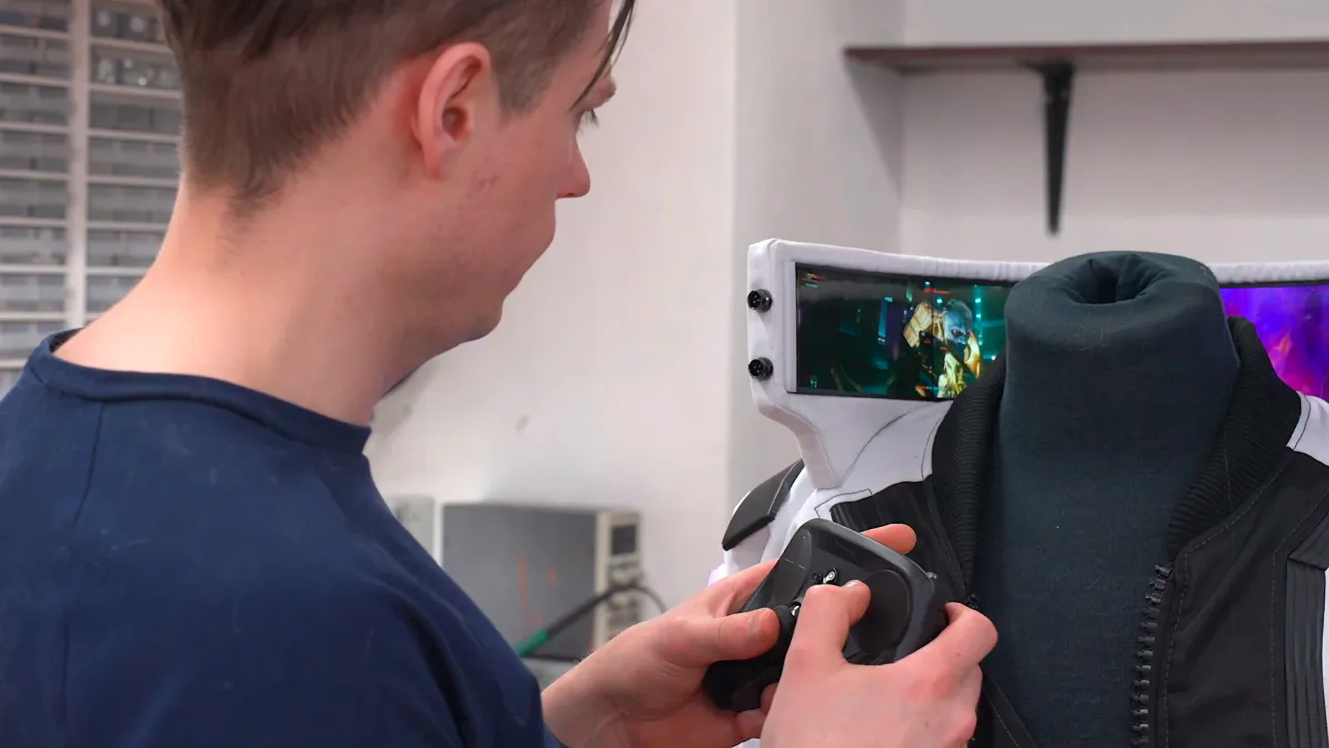 Cyberpunk 2077 : un cosplayeur recrée la veste de V avec un col OLED jouable image 1